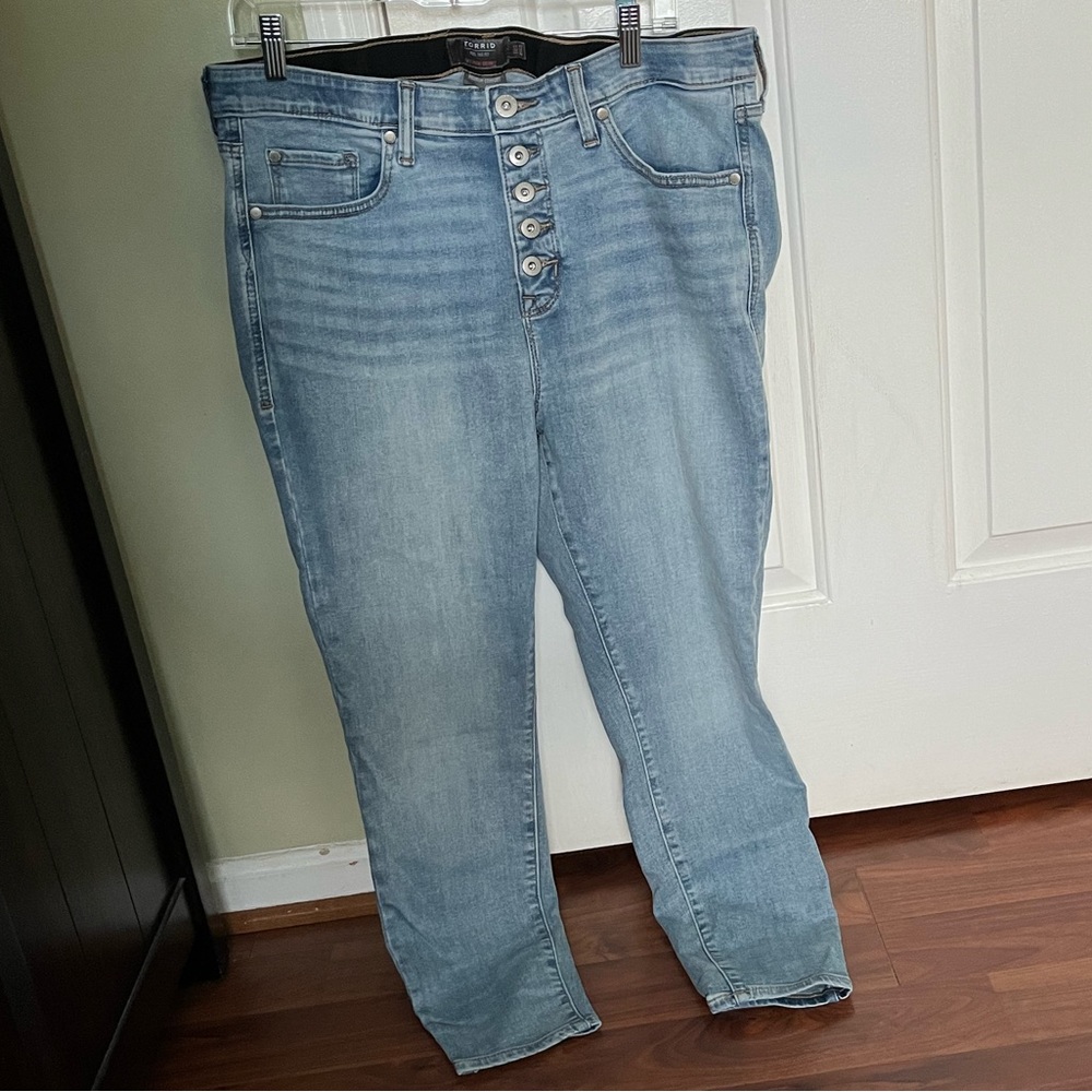 Torrid NWOT Sky High Skinny Jeans. Size 16S Light Wash. - Picture 5 of 6